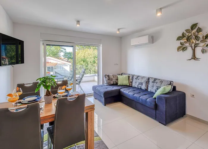 Isabella نجيفيش